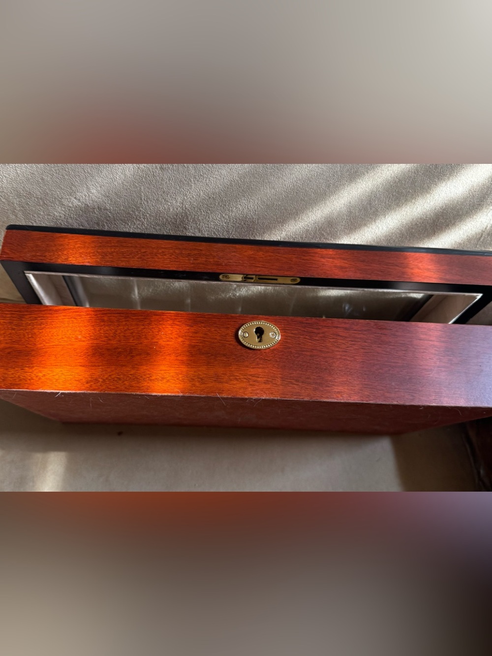 Wood locking 12 watch storage box - Picture 3 of 5
